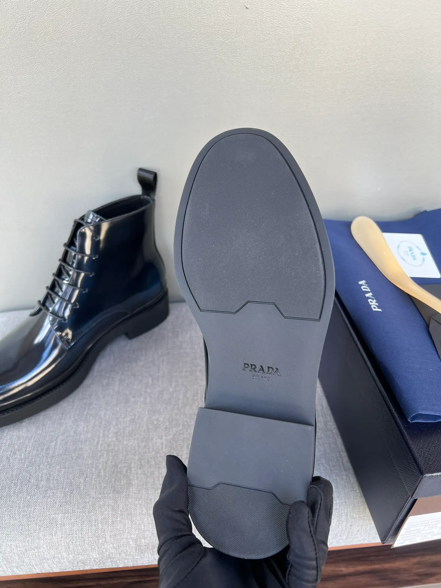 Batch of 1000💰Exclusive hot-selling new Prada Chelsea thick-soled men's shoes, naked boots, imported calf leather on the surface, cow leather on the lining, the outsole is made of private model TPU material, the frosted effect is consistent with the original version, 39-44 in stock (38, 45 custom-made, non-refundable)